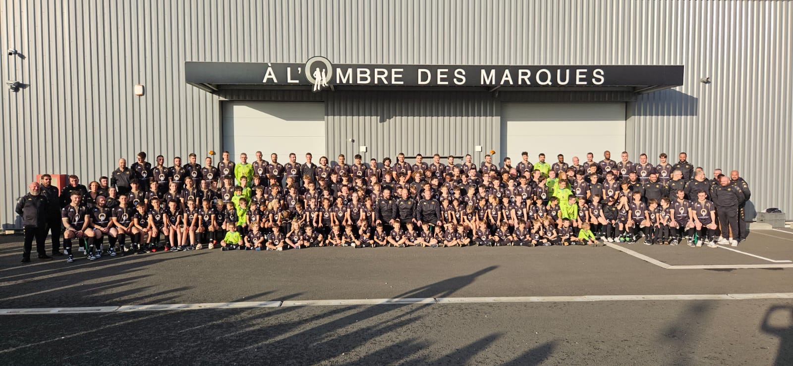 Devant une assemblée impressionnante de plus de 200 joueurs et joueuses de tous âges, accompagnés de leurs parents (soient plus de 400 personnes), le Club du Pays Néo-Créchois Football Club a eu le plaisir de recevoir les maillots de la saison 2023/2024 des mains de son partenaire officiel : À l'Ombre des Marques.